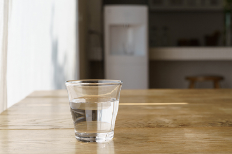 グラスに注がれたお水 イメージ