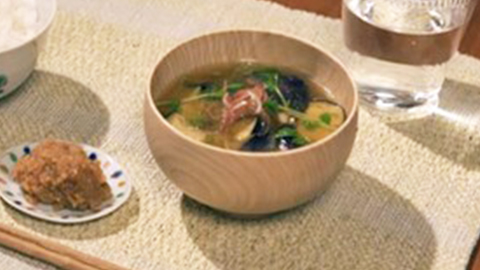 揚げ茄子と豆苗のお味噌汁