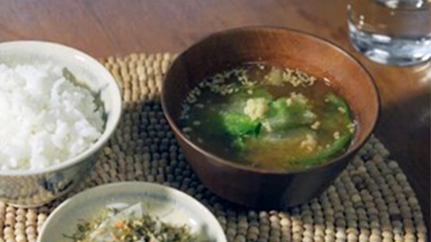 鶏そぼろとレタスの<br>お味噌汁