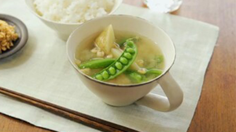 新じゃがとスナップ<br>えんどうのお味噌汁