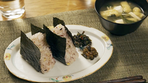 雑穀おにぎりと味噌汁