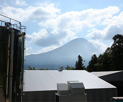 工場からは雲のかかった幻想的な富士山を望む