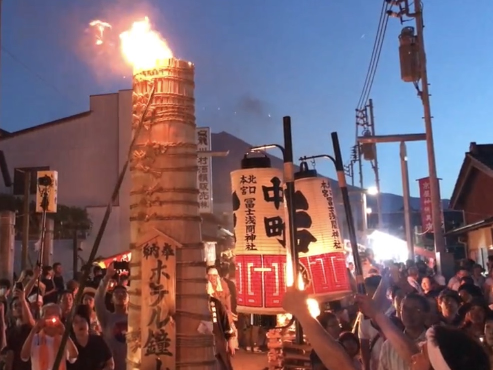 吉田の火祭りの様子