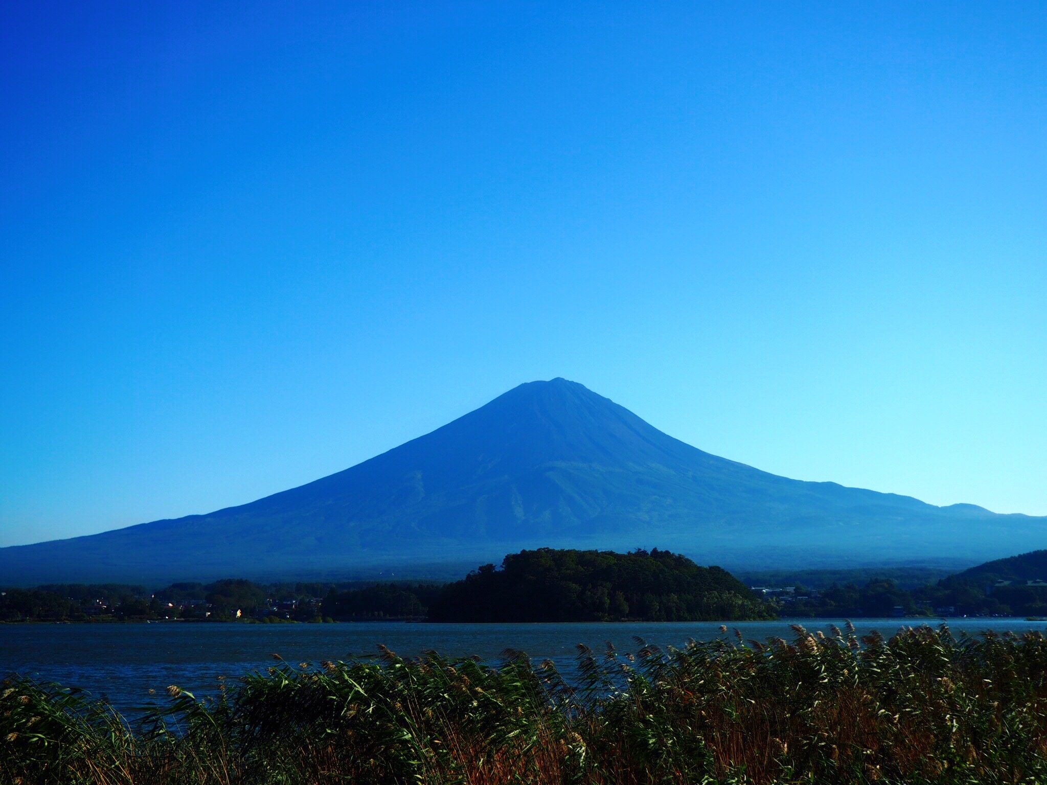 青空に浮かぶ富士山