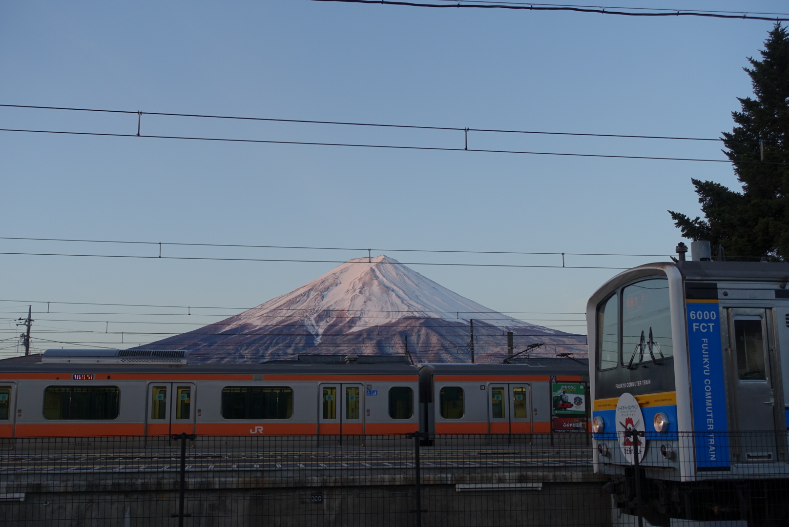 早朝の富士山、河口湖駅にて