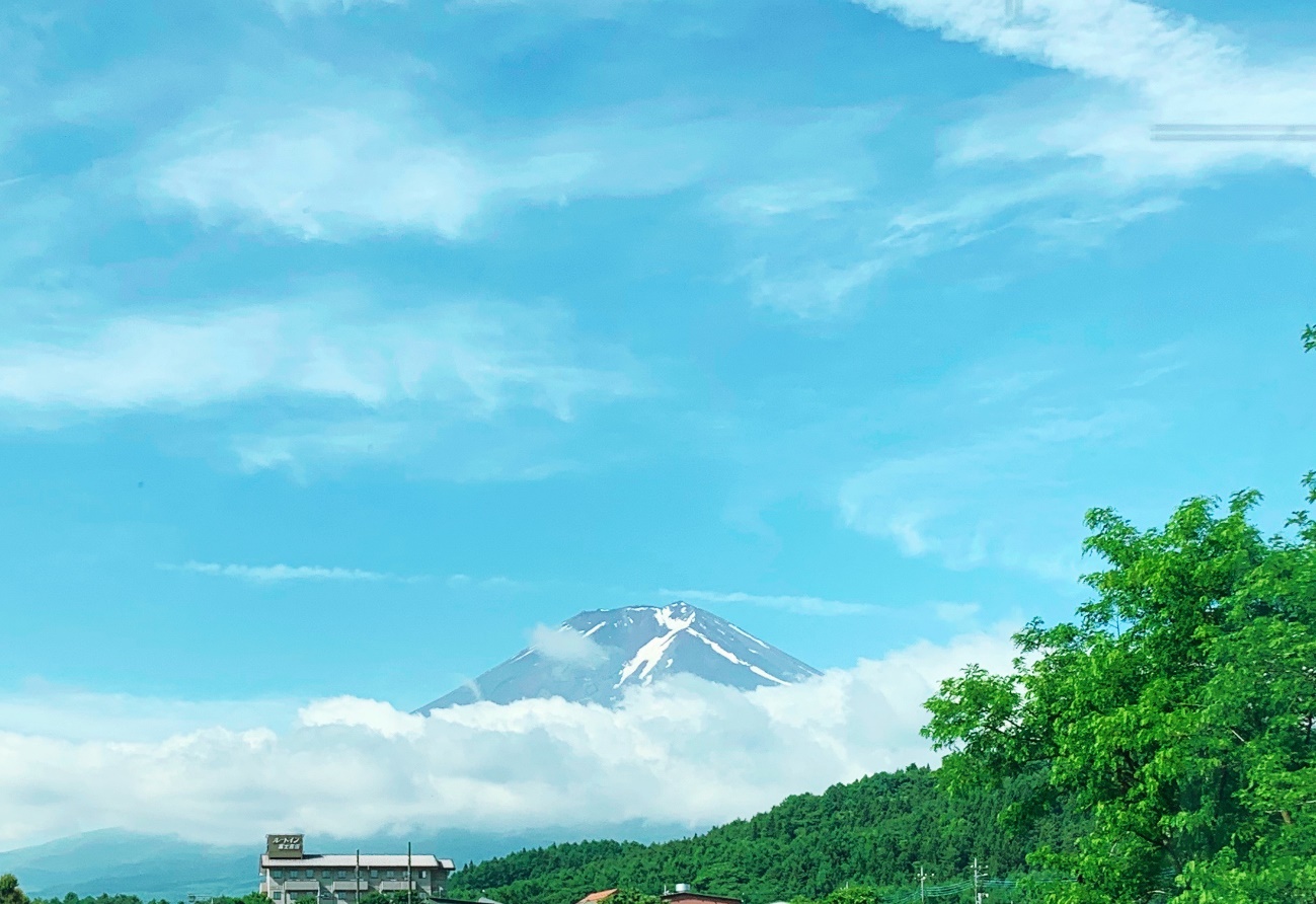 初夏、晴れの日の富士山