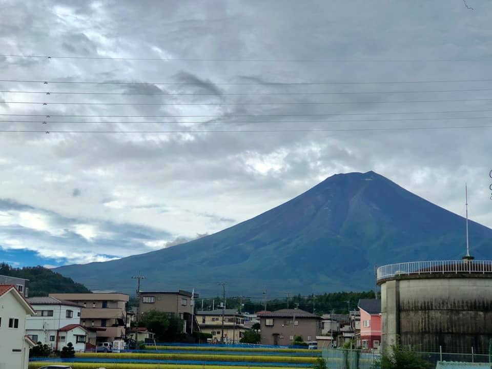 富士吉田市内から見た富士山