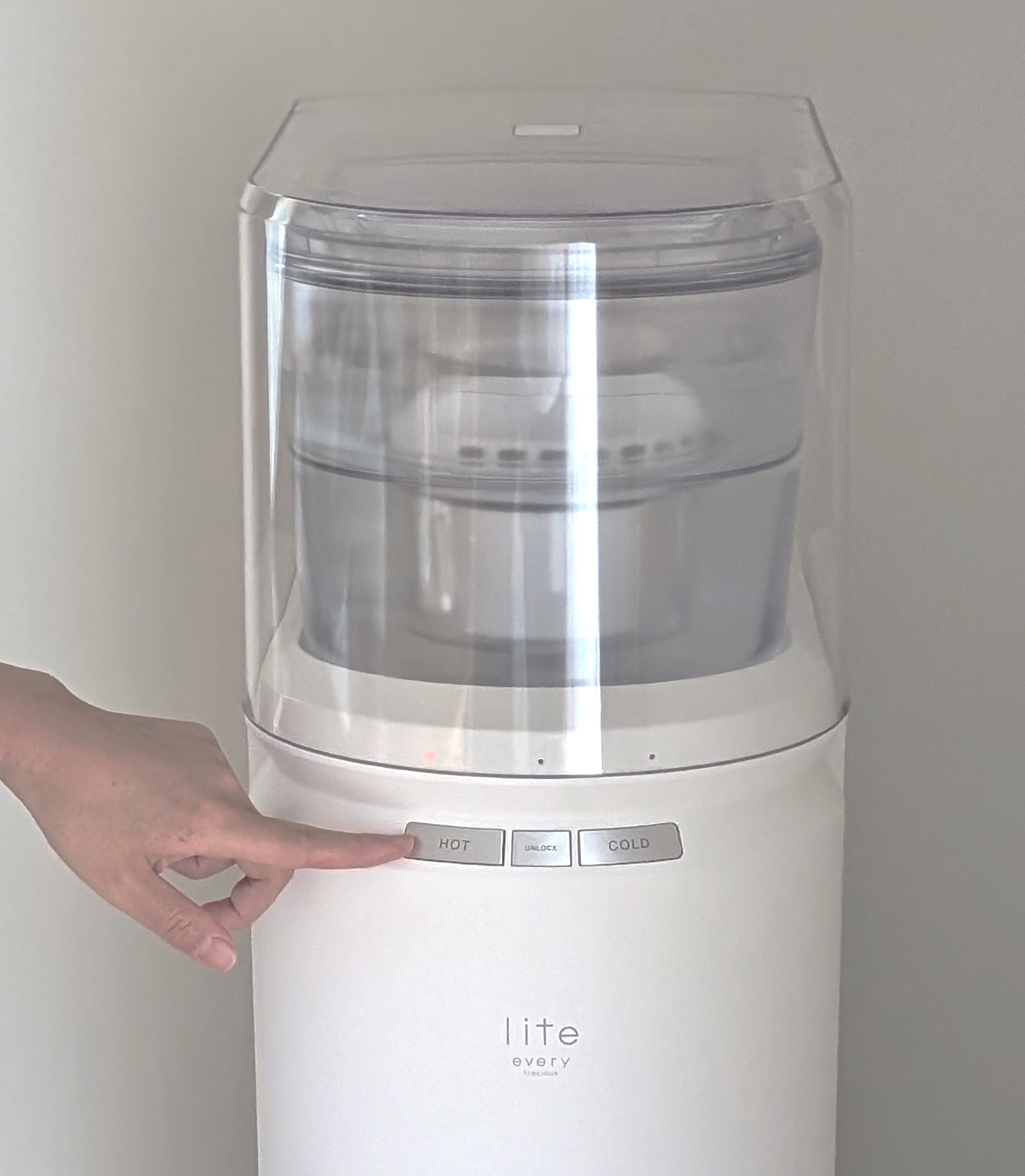 お湯のボタンを押せば、お湯が出てくる