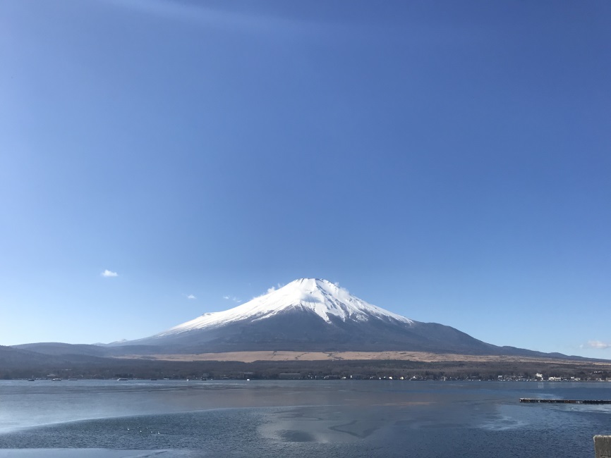 山中湖畔から望む富士山