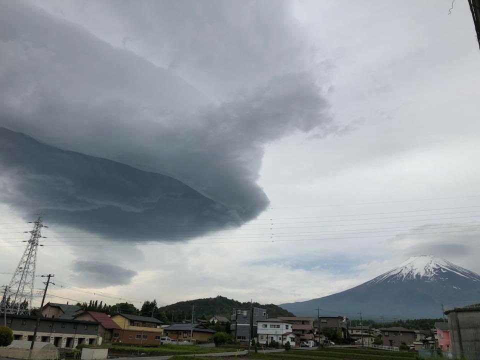 雨雲と富士山