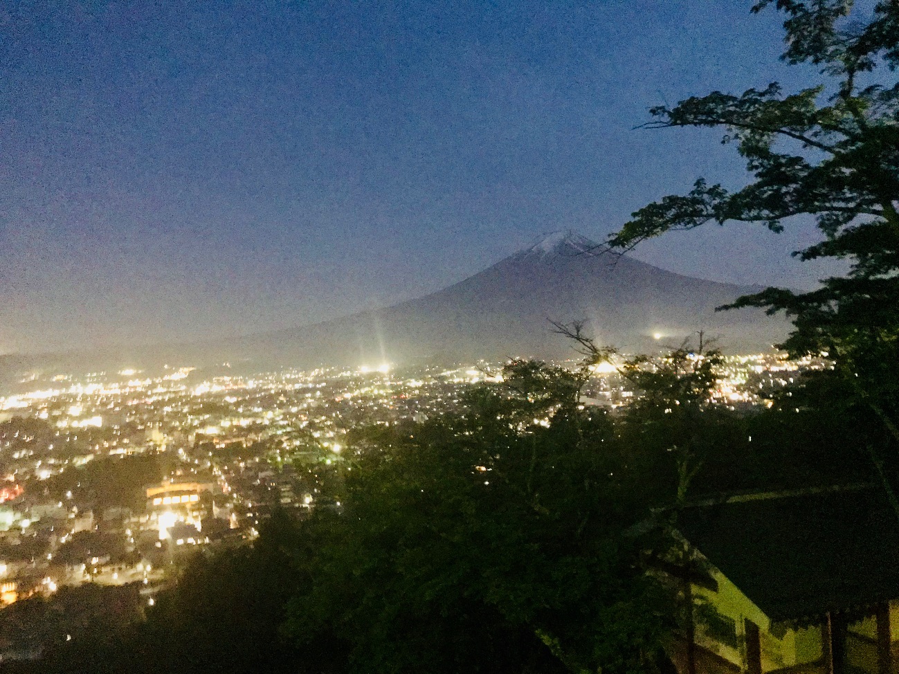 新倉山浅間公園から見る富士山と富士吉田市