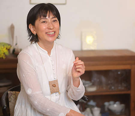 平井さんは日々の生活の中で“香りを聞く”ことを好んでいる