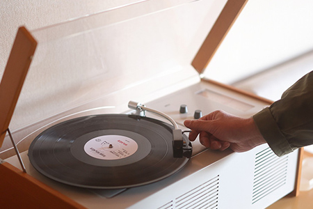 レコードで音楽をかけてみたりしながら