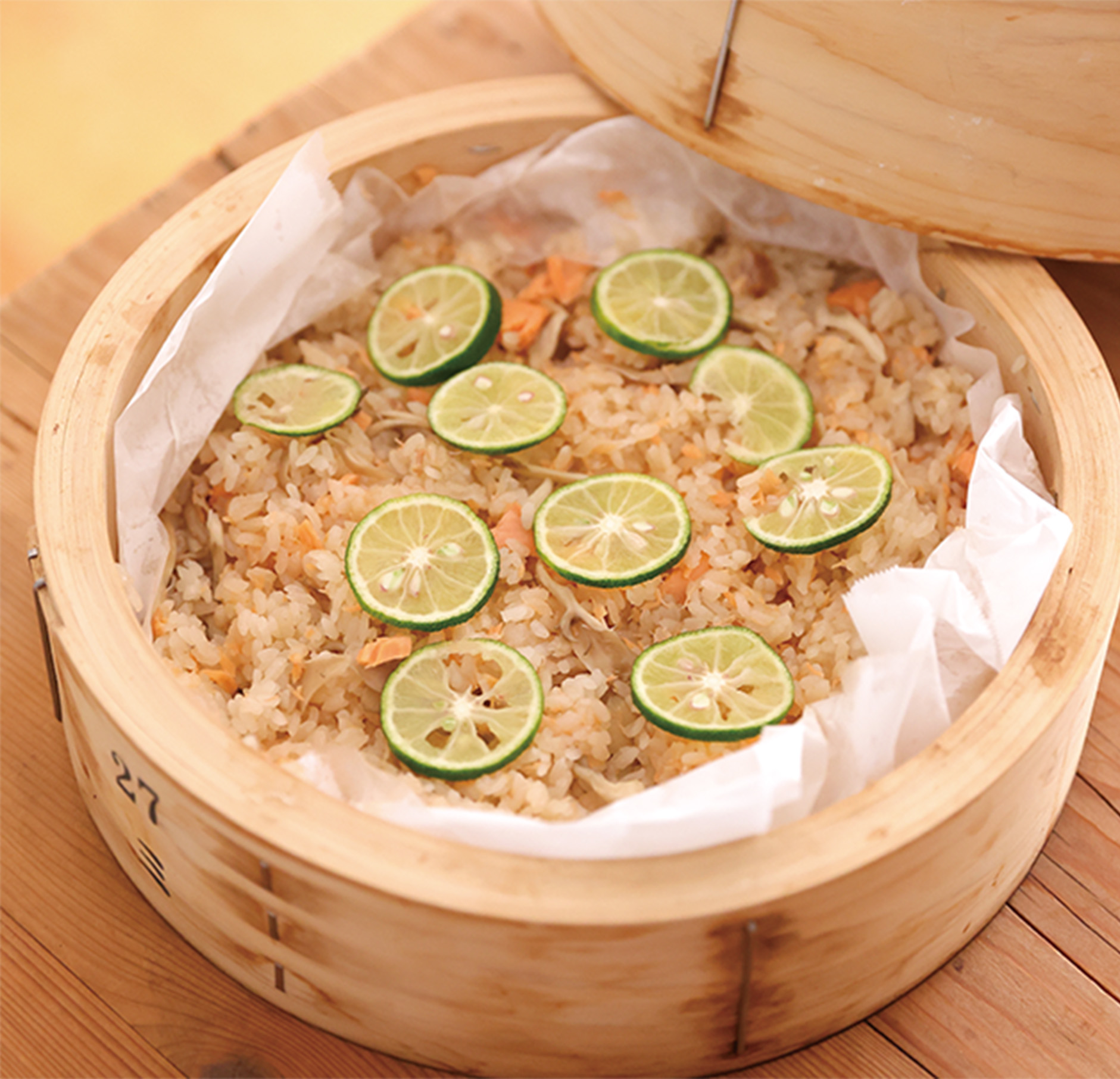 すだちをのせたせいろ蒸しごはん