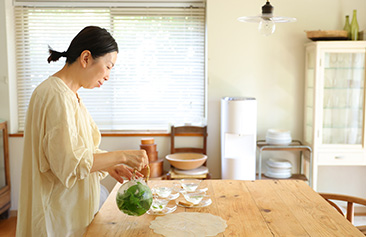 ウォーターサーバーのそばで料理をする中川たまさん