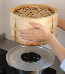 せいろを鍋にセットする