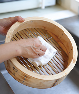 ふきんでせいろを拭く