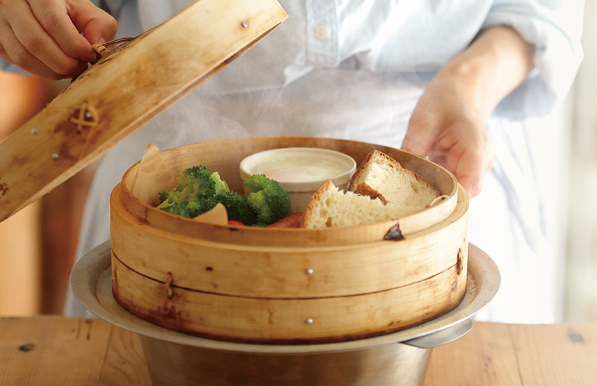 せいろで蒸した野菜とパン