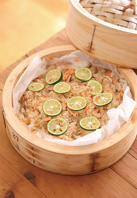 すだちをのせたせいろ蒸しごはん