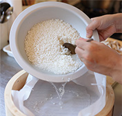 ざるで米の水を切る