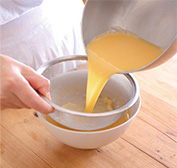 ざるで米の水を切る