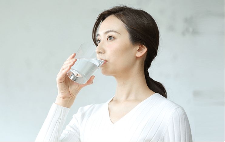 水を飲む女性