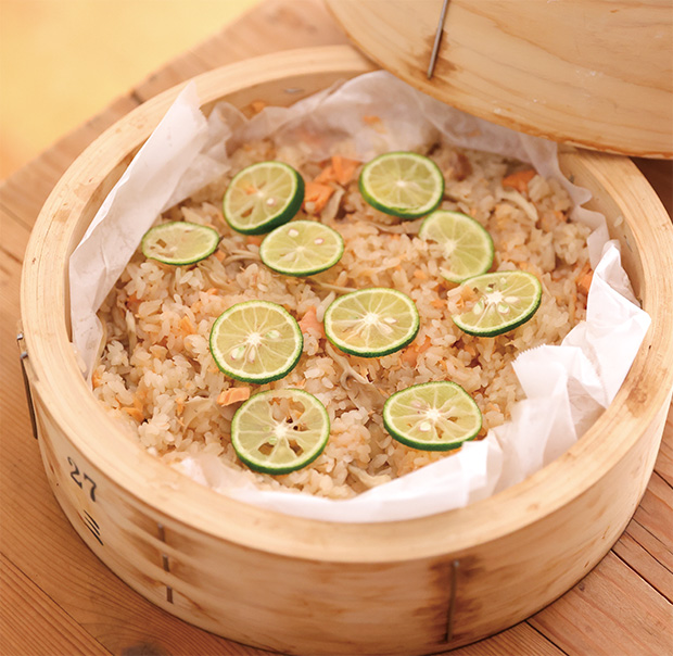 すだちをのせたせいろ蒸しごはん