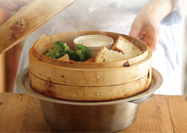 せいろで蒸した野菜とパン