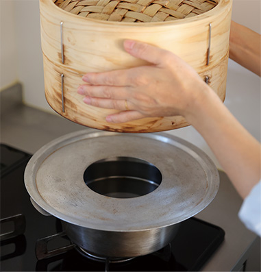 せいろを鍋にセットする
