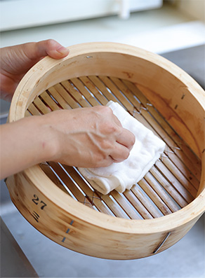 ふきんでせいろを拭く