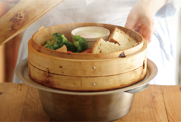 せいろで蒸した野菜とパン