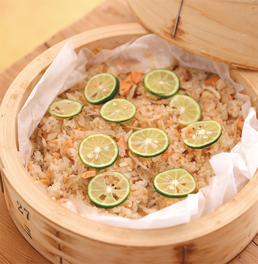 すだちをのせたせいろ蒸しごはん