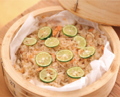 すだちをのせたせいろ蒸しごはん