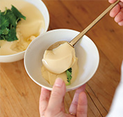 せいろにクッキングシートを敷いて米と鮭をのせる